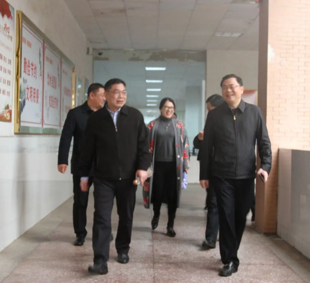 湘潭市教育局局长唐正武一行来市一中调研