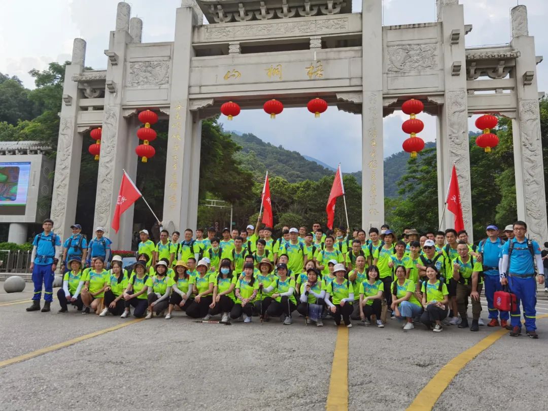 速易宝登山合影图