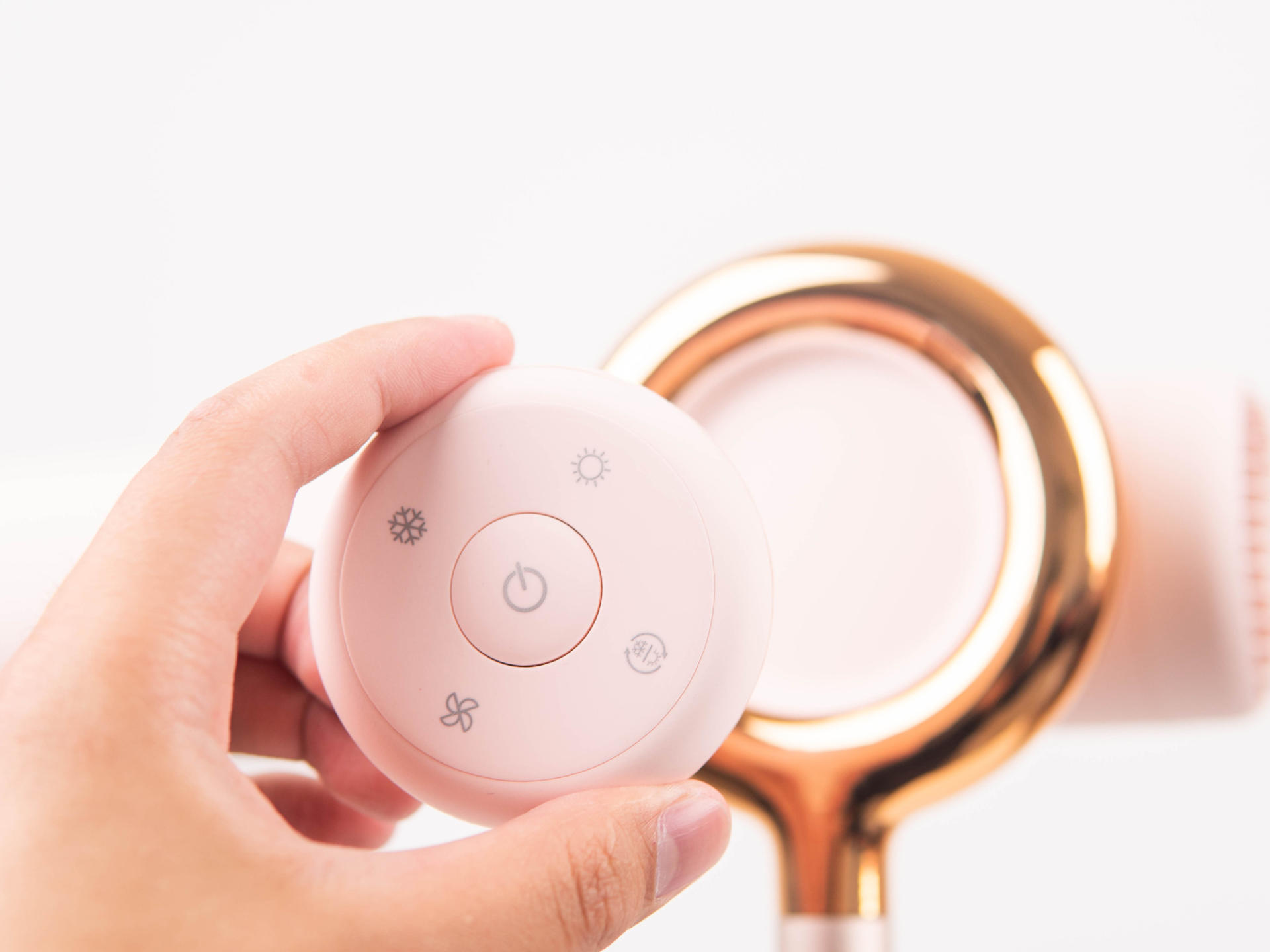 颠覆传统吹发方式，品仕乐立式吹风机解放双手吹发更舒适