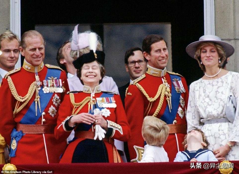 NEW IMAGE!!!!! K5694 Queen Elizabeth II UNSIGNED photo 