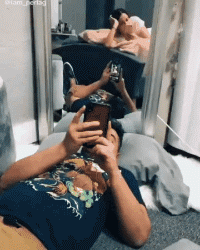 搞笑动图图片：美女秒变大叔！