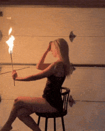 身材爆好的妹子GIF图：熟悉的街头，漂亮的身影！
