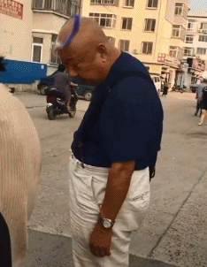 爆笑GIF动图：大爷挺会玩啊，想当天使想疯了吧！