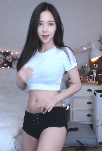 身材爆炸的美女动图：瑜伽球还能这样玩啊！