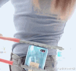 搞笑有趣的GIF图片：今天同学说留一桌女的和我聚会