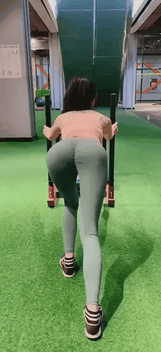 漂亮美女GIF：不知道为什么想起来推车！