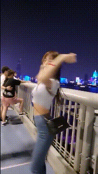 诱惑GIF美女图片：大爱胶衣！性感美丽！