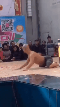搞笑动图GIF图片：美女剪刀脚，好厉害！