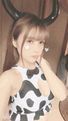 内涵漂亮美女动态图片：这头牛还是奶牛，很大了！