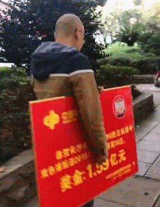 搞笑GIF图片：一个没有天敌却硬生生把自己玩成珍惜动物的品种
