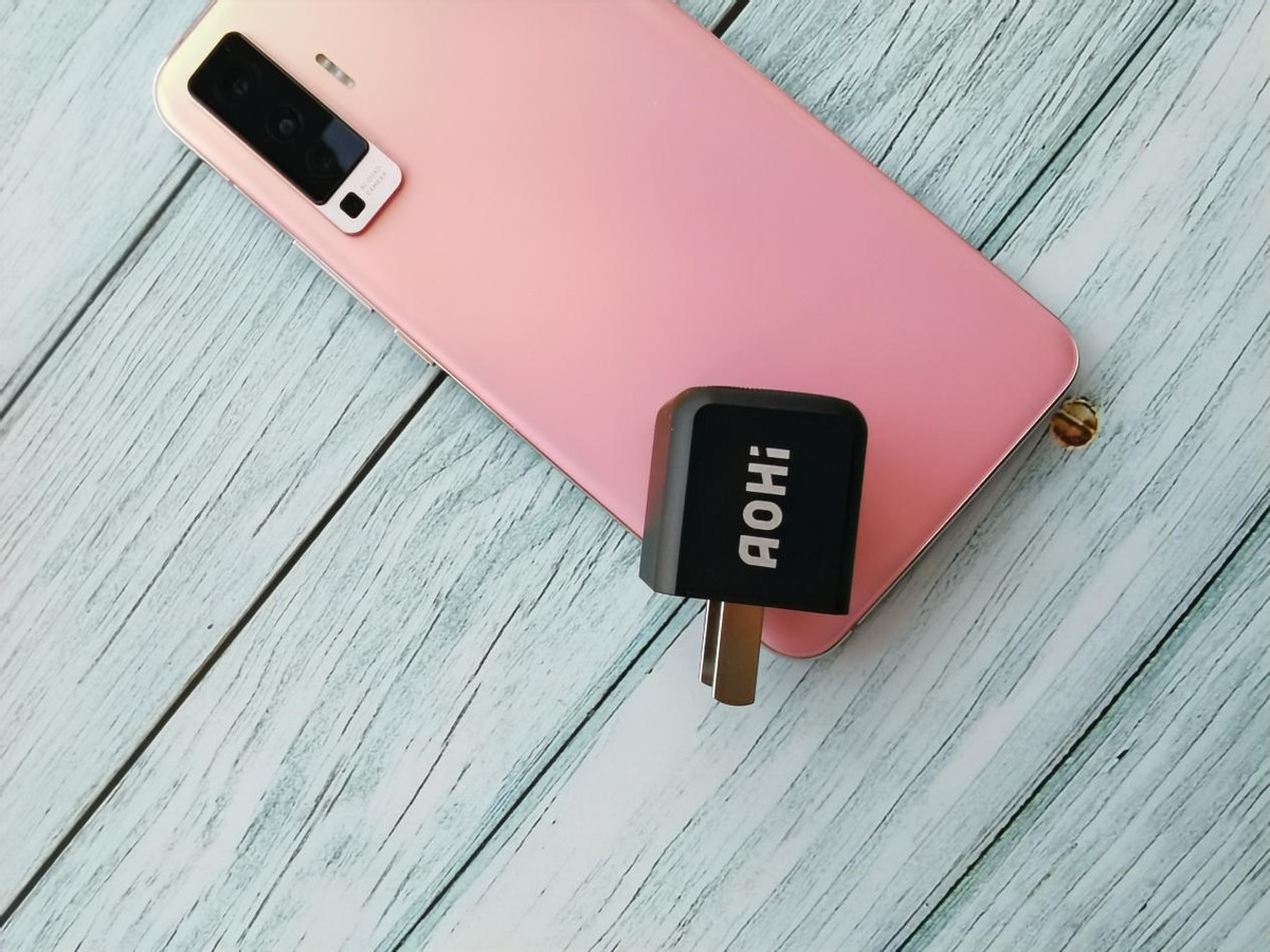 AOHI30W充电头上手体验——手机、平板、笔记本都能充