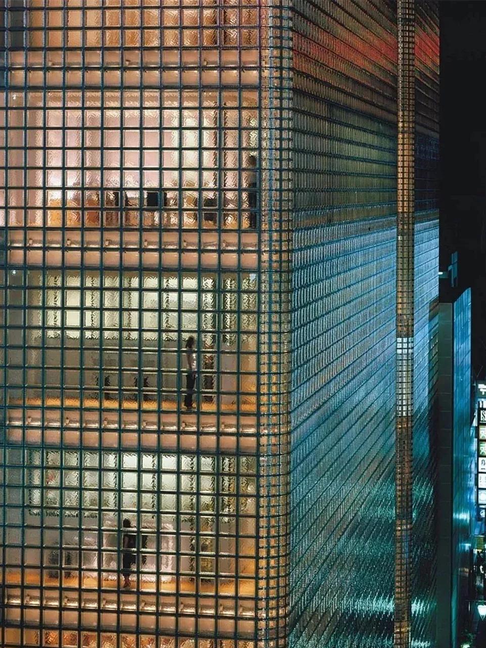 mvrdv 建筑工作室房子的建筑外墙由透明玻璃砖组成,表面细腻光滑,透光