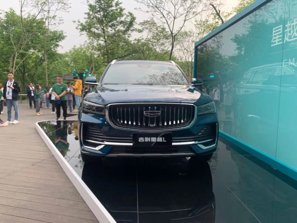 吉利降维打击，星越L亮相，搭沃尔沃2.0T发动机，内部空间更