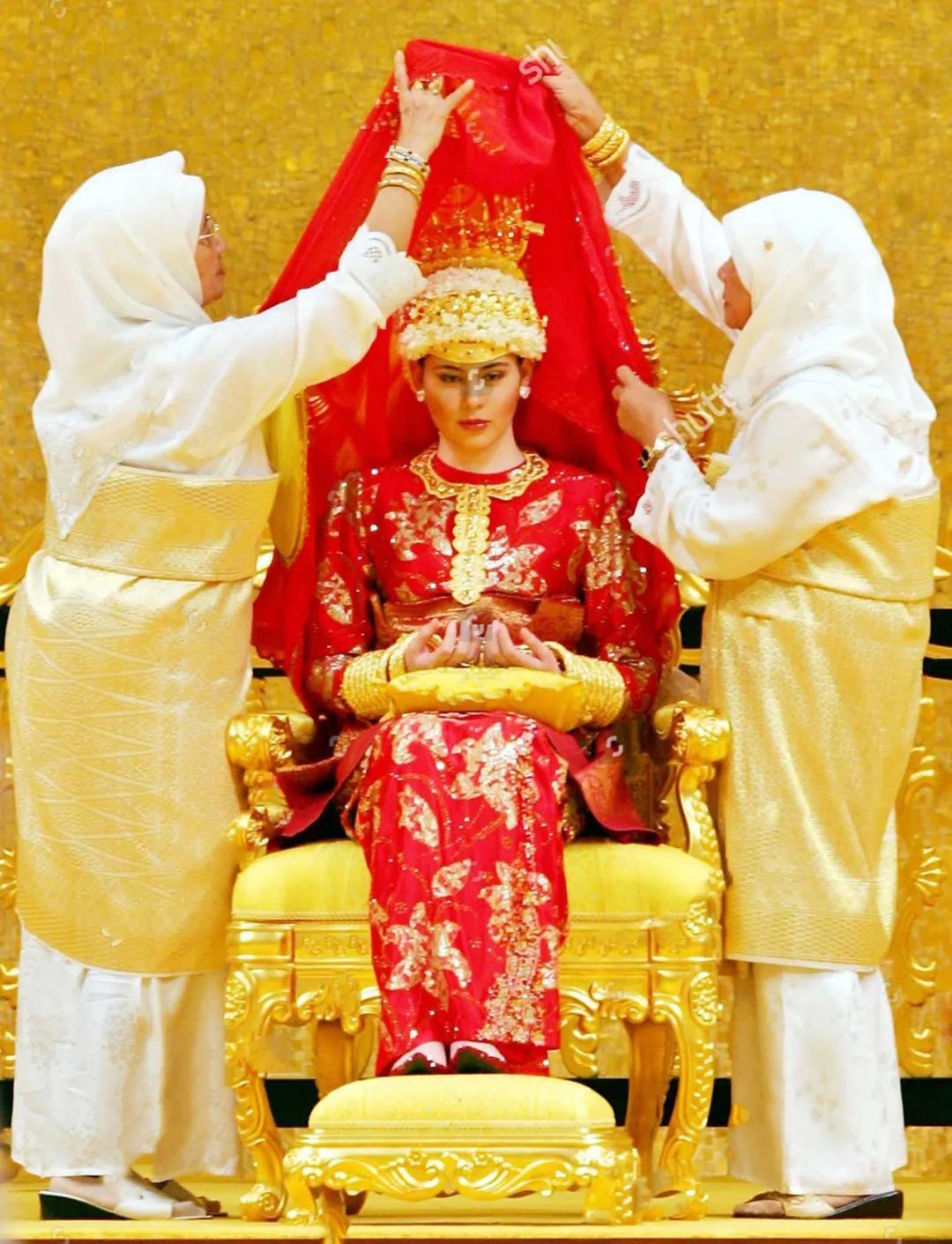 The Crown Princess of Brunei is so lucky!Married at the age of 17 