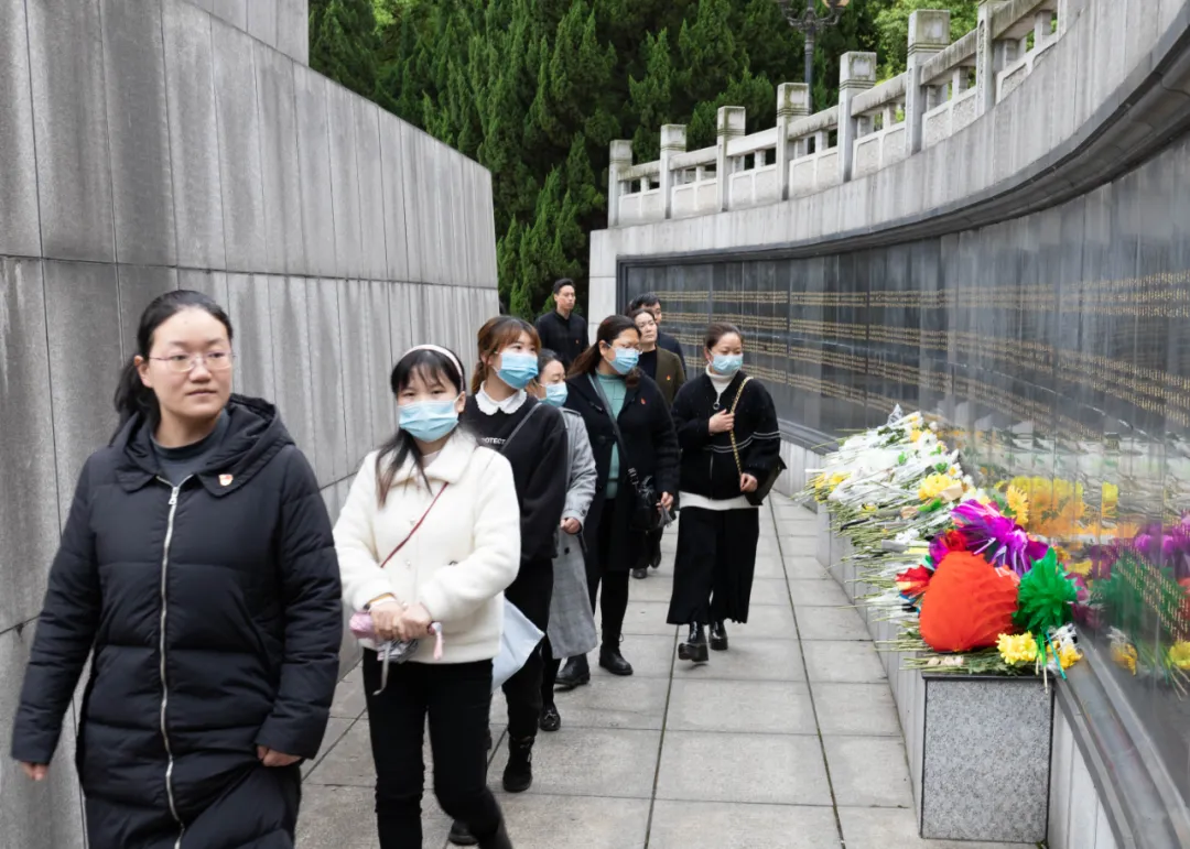 湘潭市中医医院开展“学党史祭英烈、跟党走开新局”清明祭英烈活动