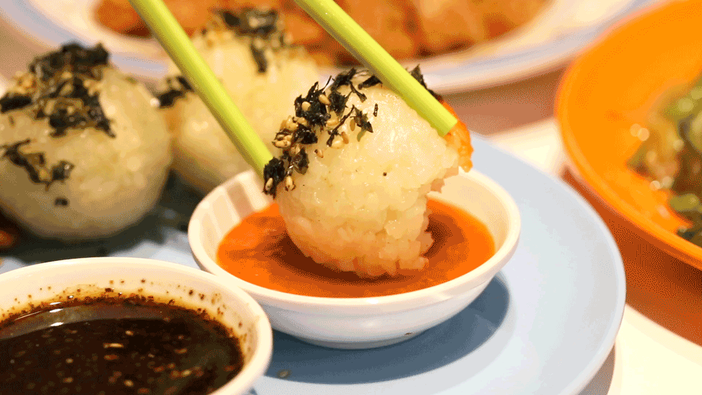 Put the chicken soup into the rice balls, what is this little shop