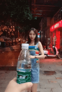 搞笑GIF动图：别看我摔了，姿势还是有的