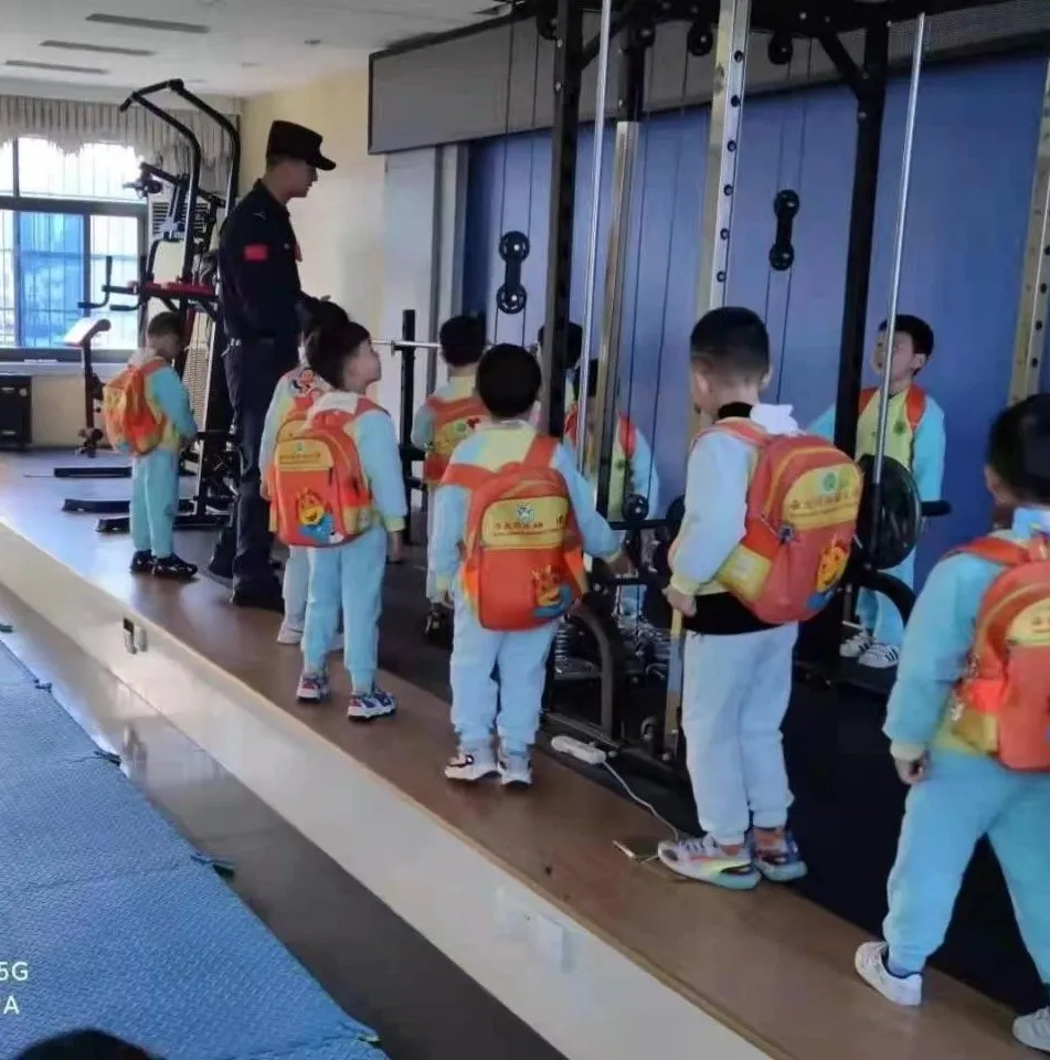 「我为群众办实事」莲乡公安举办警营开放日，迎来幼儿园小萌娃