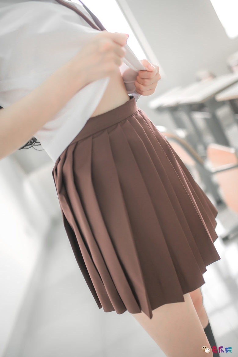 放开那课桌，冲我来！教室里的水手服学妹