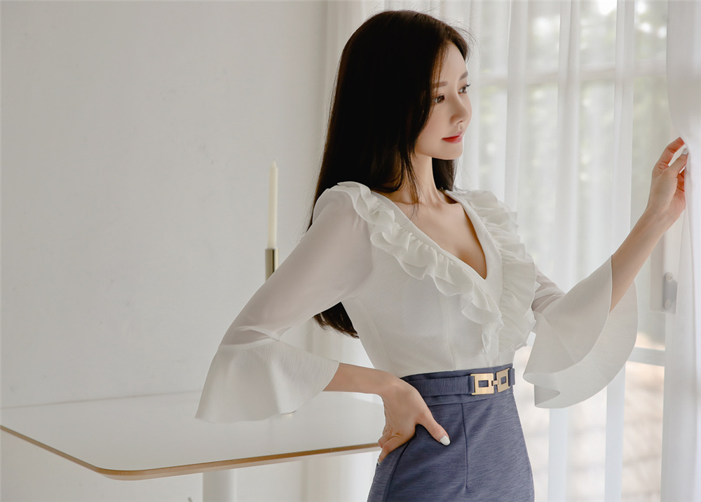 孙允珠丨苔原冰蓝花玉荷叶低胸拼搭裙