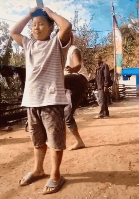 搞笑动图GIF：这，灵魂都被踹出窍了！