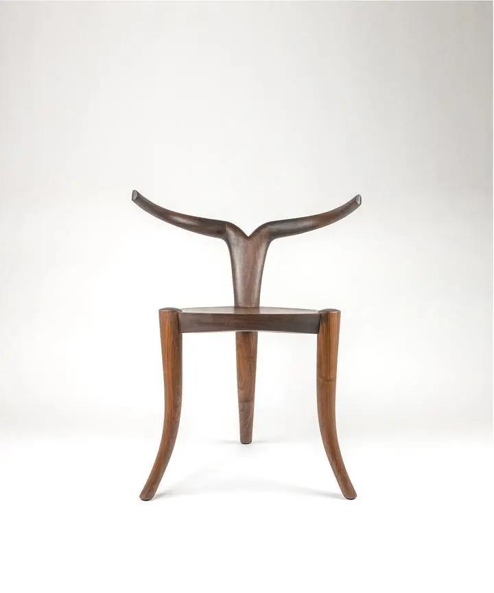 chair由设计师jomo tariku设计,灵感来自于东非害羞而隐蔽的东非羚羊