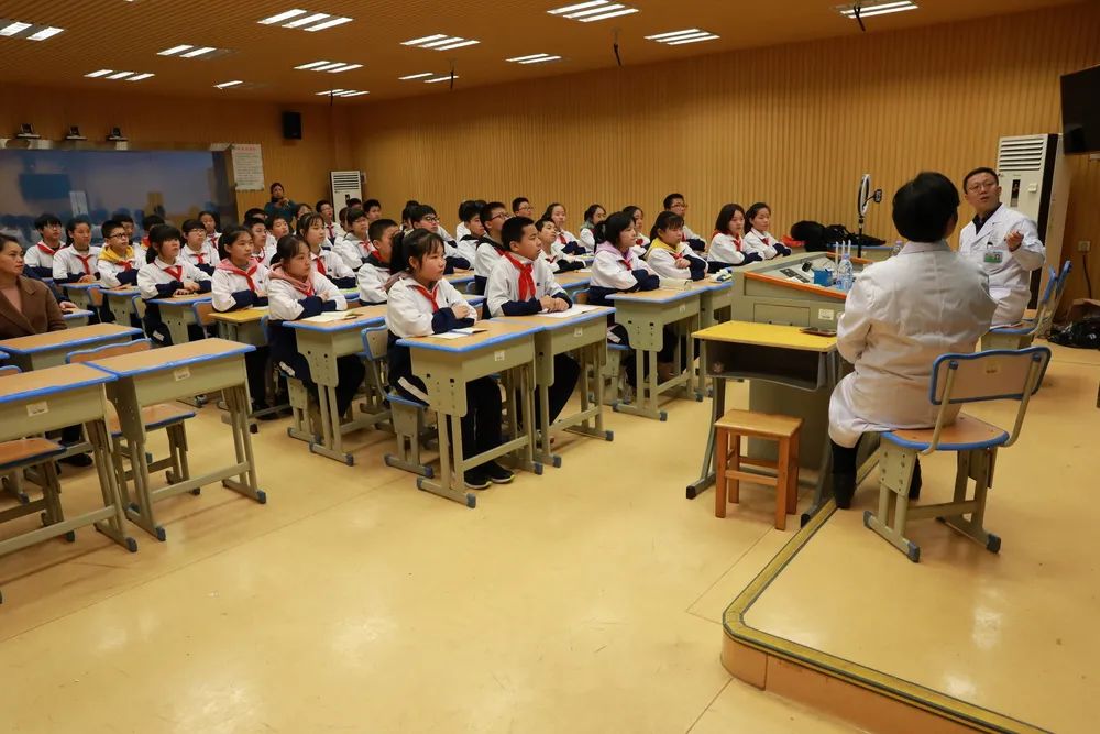 近视防控宣传教育月，湘潭市中心医院走进第十六中学
