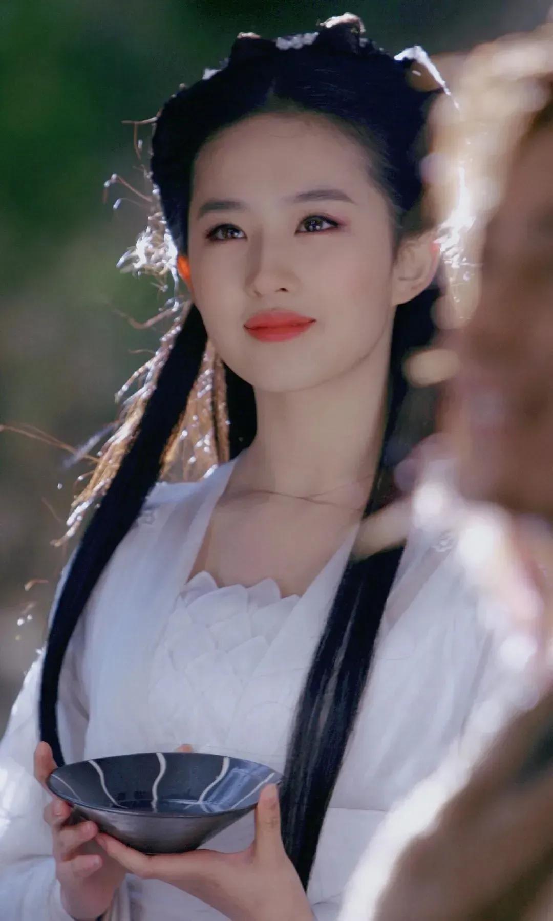 Liu Yifei, fair and beautiful, sexy and charming, with a sweet smile ...