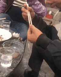 笑到肚子疼的GIF:你这么对新娘子开玩笑,迟早有一天坟头会长草的