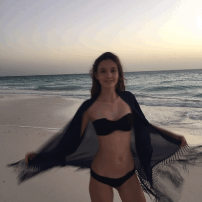 开心的妹子动图：来到大海边，妹子超级开心的！