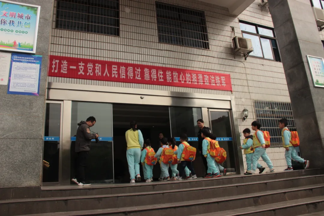 「我为群众办实事」莲乡公安举办警营开放日，迎来幼儿园小萌娃