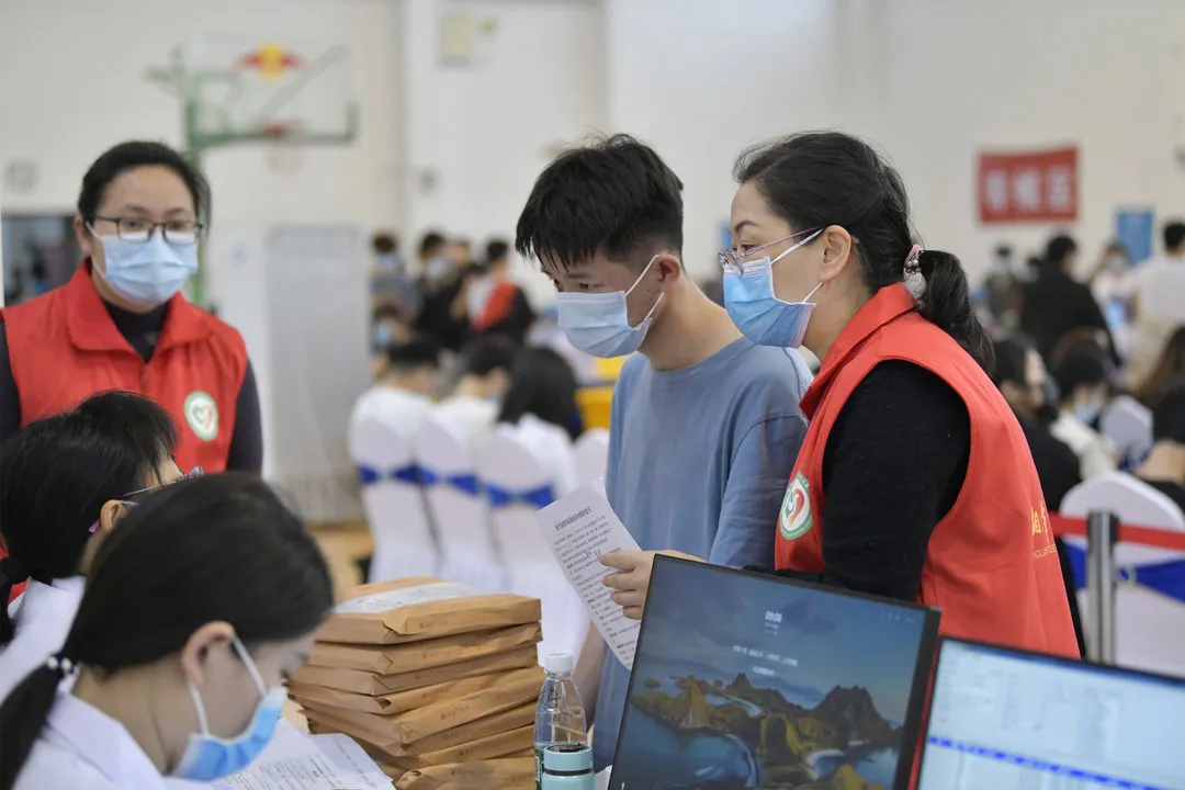 152位惠景“志愿红”助力新冠病毒疫苗接种