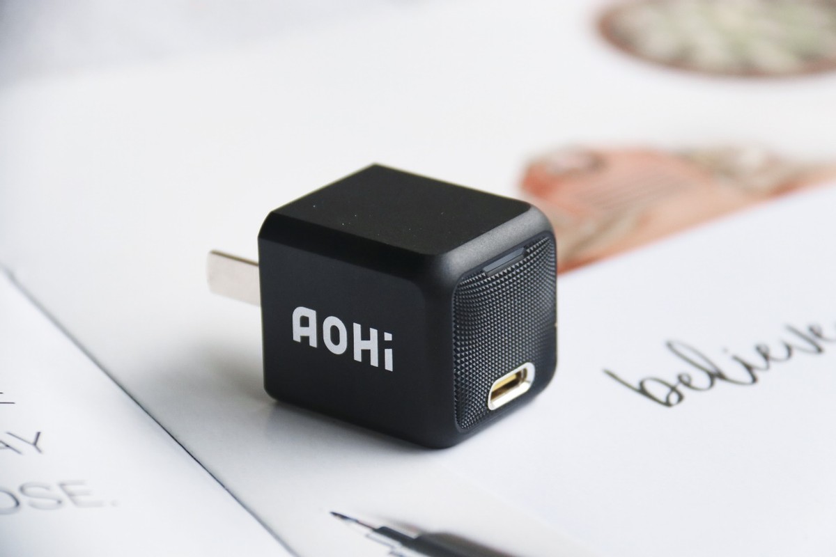 只有拇指大小的新氮化镓微型大功率充电器：AOHI 30W上手实测